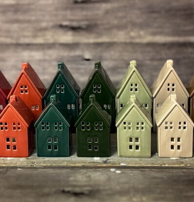 Bild av dekorativa ljuslyktor som små hus i olika färger