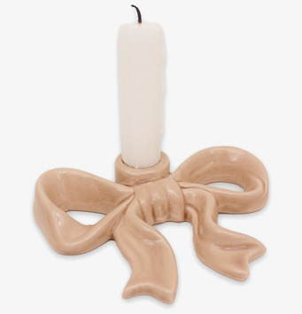 Bild av dekorativ beige rosett-ljusstake i keramik med ljus