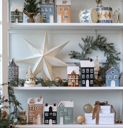 Bild av harmonisk hylla med ljushus, vinter och juldekorationer