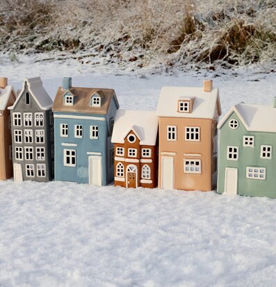 Bild av dekorativa huslyktor i snöig vintermiljö utomhus