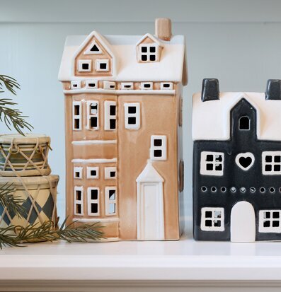 Bild: Tre dekorativa porslinshuslyktor för vinter och jul