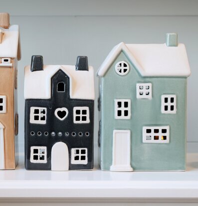 Bild: Tre harmoniska ljuslyktor i form av detaljrika hus