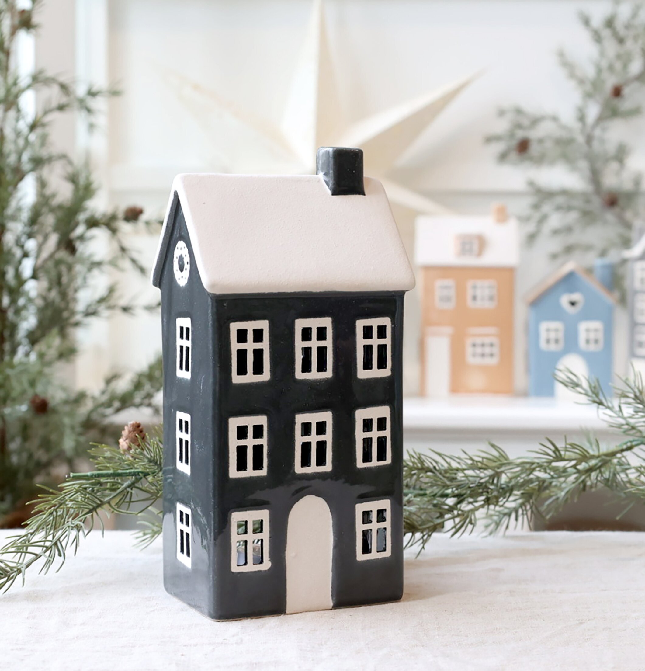 Ljuslykta Hus Chamonix Mörkgrå Chic Antique Lyktor Endless Light Ljuslyktor