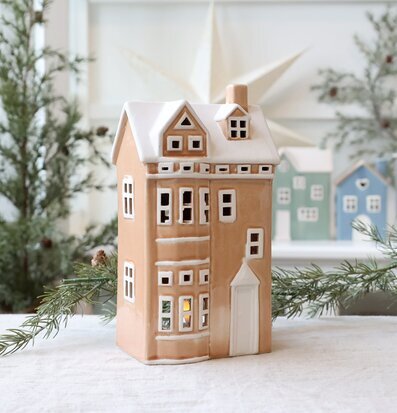 Bild av porslinshuslykta med vinterkänsla och naturdetaljer