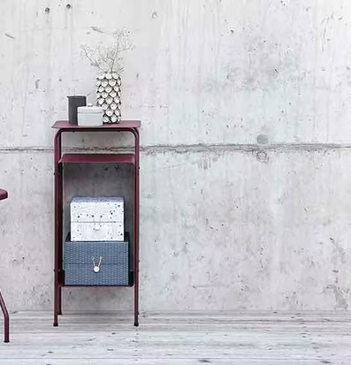 Vas Dot Grå från House Doctor på en hylla med betongvägg