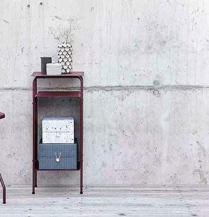 Vas Dot Grå från House Doctor på en hylla med betongvägg