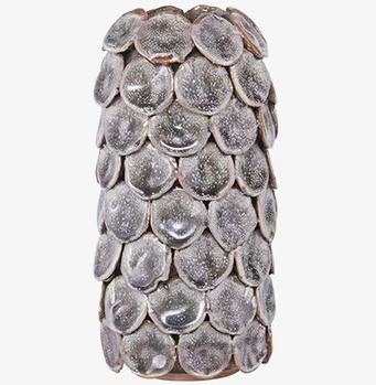 Vas Dot Grå från House Doctor med skivformade utsmyckningar