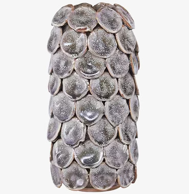 Vas Dot Grå från House Doctor med skivformade utsmyckningar