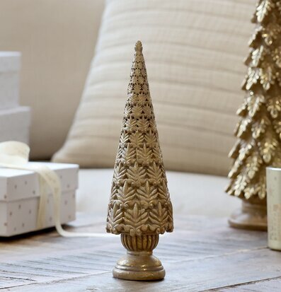 Bild: Julstämning med mässingsgran och eleganta dekorationer