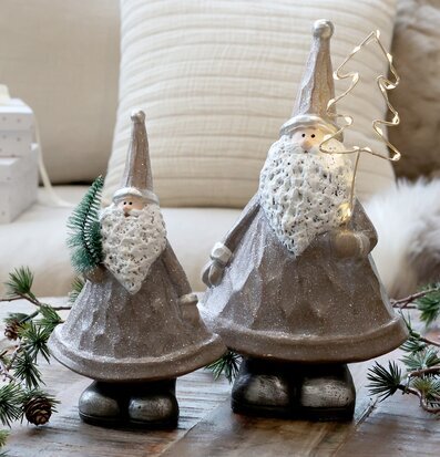 Bild: Harmoniskt vintermotiv med tomtar och juldekorationer