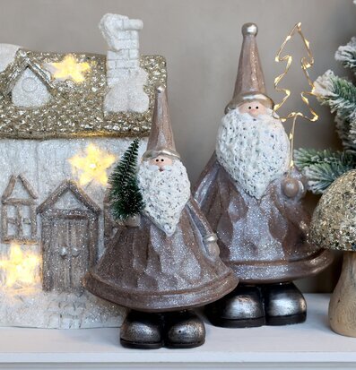 Bild med tomtar, pepparkakshus och gnistrande vinterdekorationer
