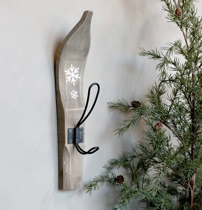 Bild av väggkrok i vintage stil med vintertema och barrväxt