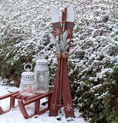 Bild vinterdekor med träskidor, lyktor och släde utomhus