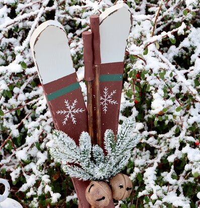 Bild av vinterstilleben med vintage träskidor och snöpynt
