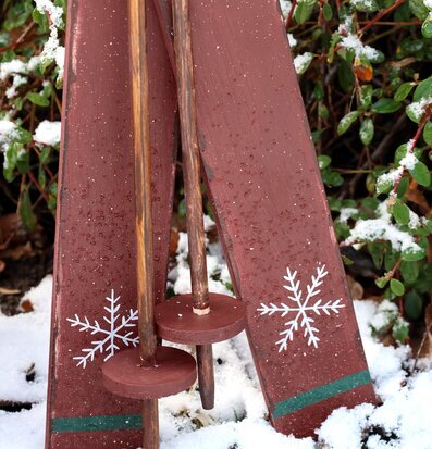 Bild: Vintage träskidor och stavar i vintrigt snölandskap