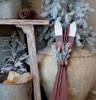 Bild av vinterdekor: träskidor, gran och rustika naturmaterial
