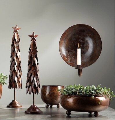 Bild av harmonisk inredning med bruna metaller och grönt