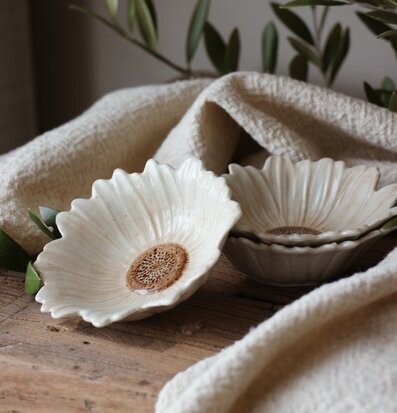 Bild: Harmonisk inredning med miniskålar och olivkvistar