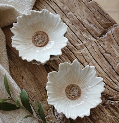 Bild av naturnära dukning med keramikskålar och linnetyg