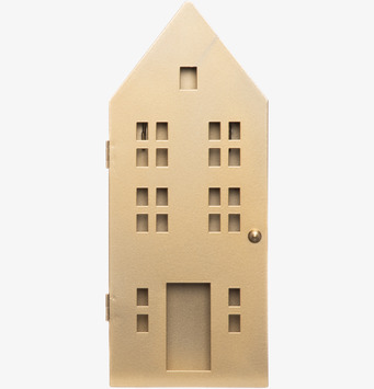 Bild av nyckelskåp i husform med guldfinish och utskurna rutor