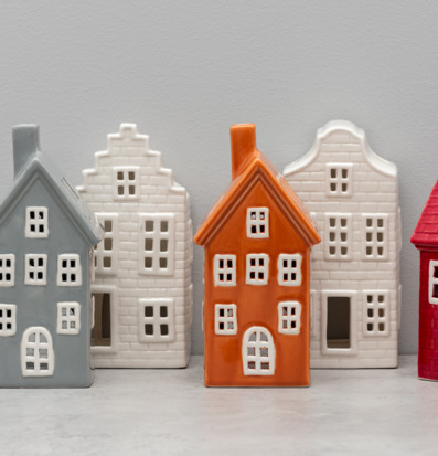 Bild: Dekorativa huslyktor i keramik i olika färger och former