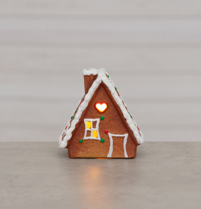 Bild på dekorativt pepparkakshus med LED-belysning och glasyr