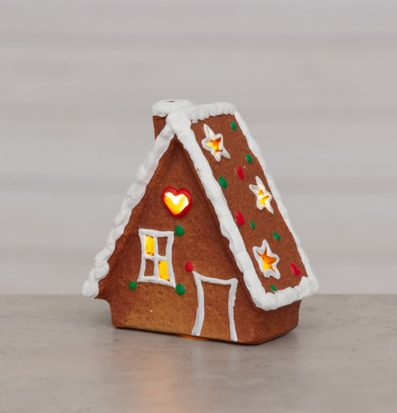 Bild på dekorativt pepparkakshus med LED och modern juldesign