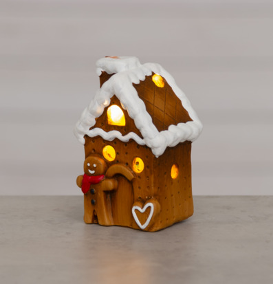Bild på dekorativt pepparkakshus med LED och pepparkaksgubbe