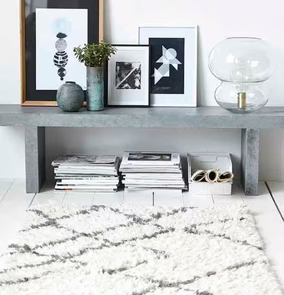 Lampa Bobbles från House Doctor på grått betongbord