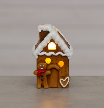 Bild på dekorativt pepparkakshus med LED och pepparkaksgubbe