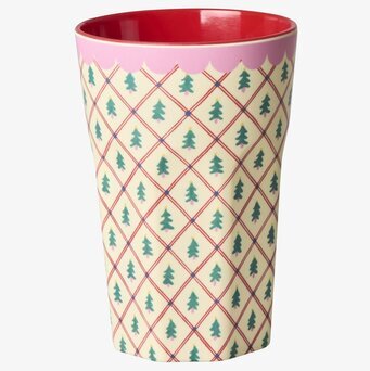 Bild av färgglad latte-mugg med julmotiv och lekfull design