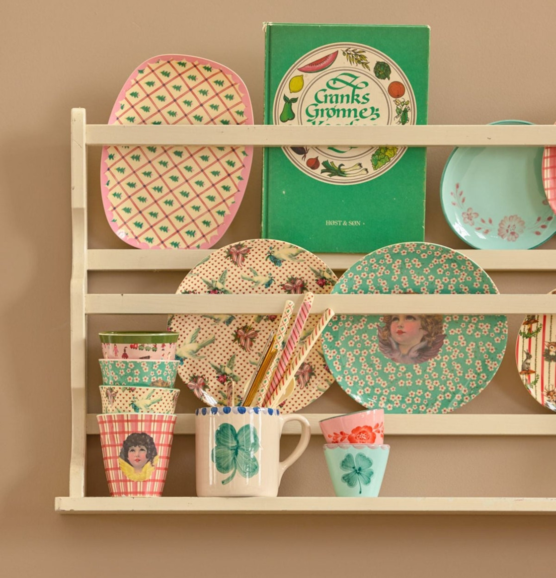 Bild av färgglad hylla med mönstrade tallrikar och muggar
