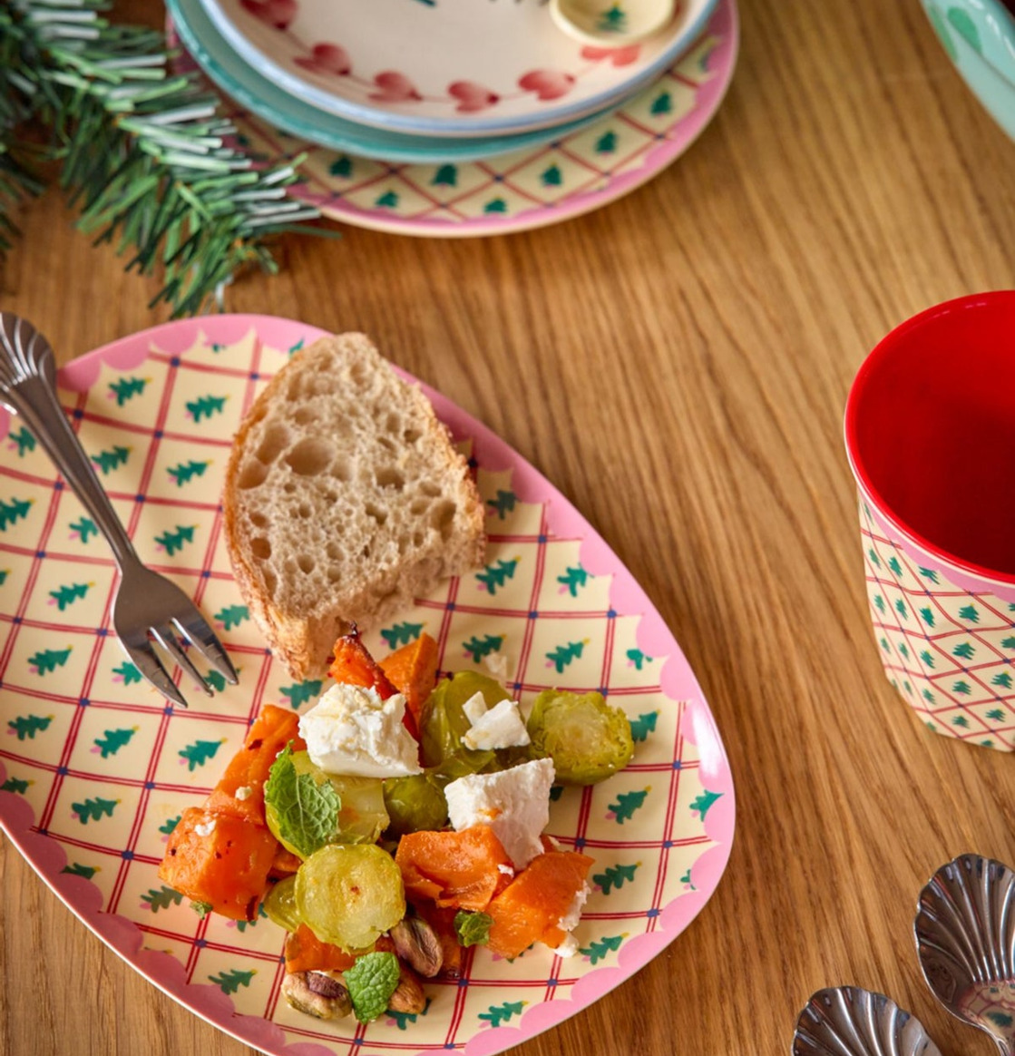 Bild på julig dukning med färgglada tallrikar och sallad