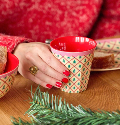 Bild av juldukning med pastellfärgad mugg och rustikt bröd