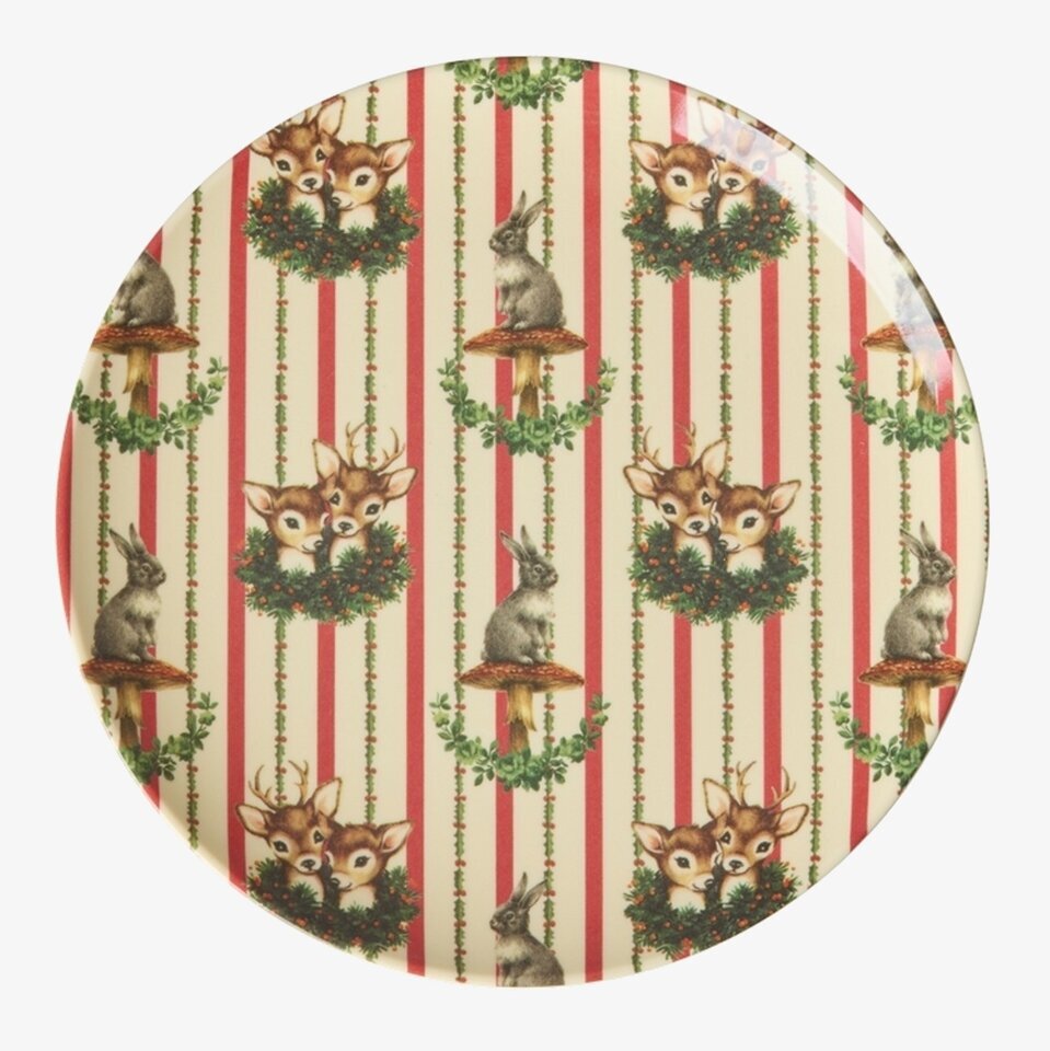 Bild av desserttallrik med skogsdjur och växtmotiv i rött