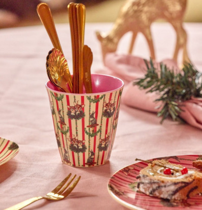 Bild av harmonisk dukning med lekfulla motiv och festlig känsla