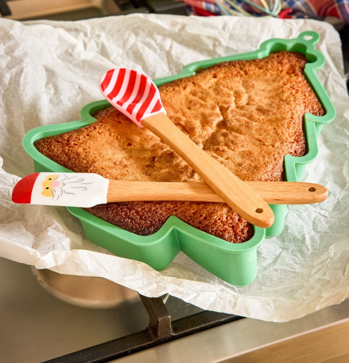 Bild av julbak i kök med färgglada silikonredskap och kaka