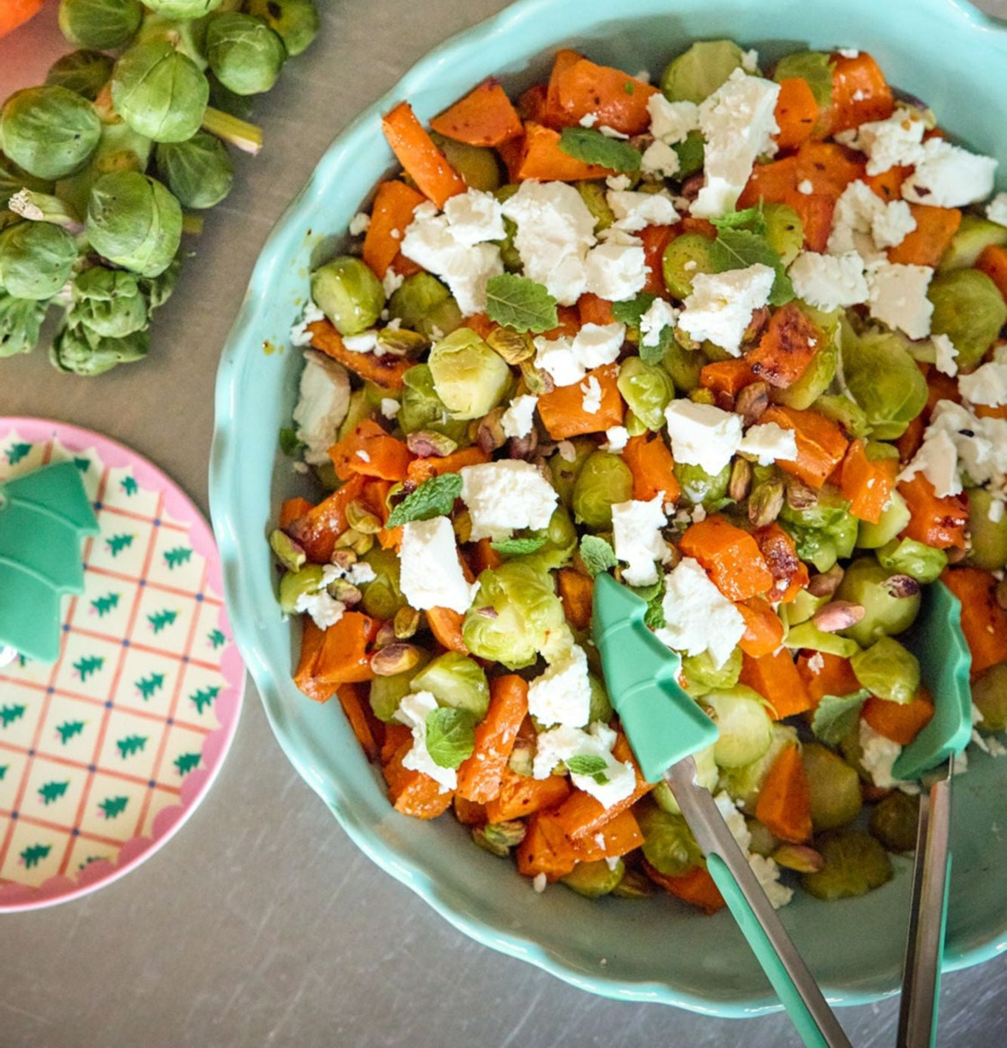 Bild med färgglad sallad, bakredskap och grönsaker i köket