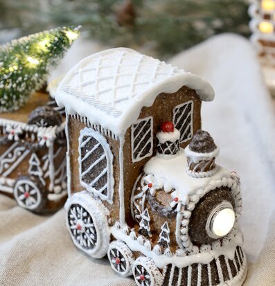 Bild på dekorativt jultåg med LED och pepparkaksdesign