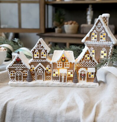 Bild på pepparkakshusstad med julstämning och varma ljus