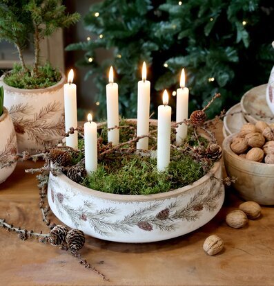 Bild av stämningsfull vinterdekoration med ljus och mossa