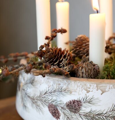 Bild: Naturnära vinterdekoration med ljus, mossa och tallkvistar