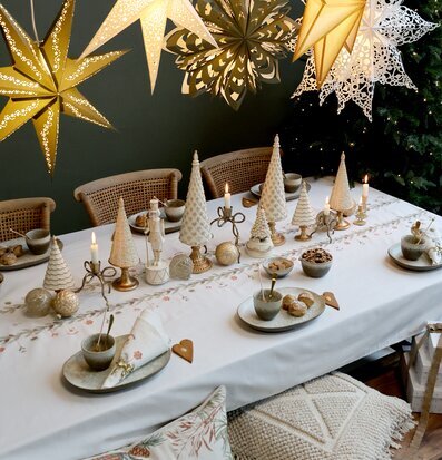 Bild av stämningsfull juldukning med granar och pappersstjärnor