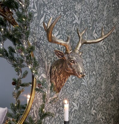 Bild: Stämningsfull inredning med hjort, spegel och botanisk tapet