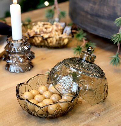 Bild: Vackert dukat bord med olivfärgad glasburk och julstämning