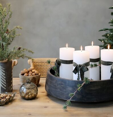 Bild: Inbjudande vinterdukning med ljus, nötter och julkula