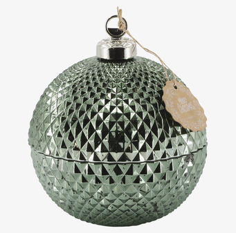 Bild på stor mossgrön julkula med rutmönster och silverfäste