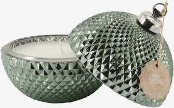 Bild av mossgrön ljuskula med stearinljus och juldekoration