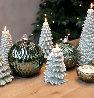 Bild: Inspirerande juldekoration med gröna kulor och ljus