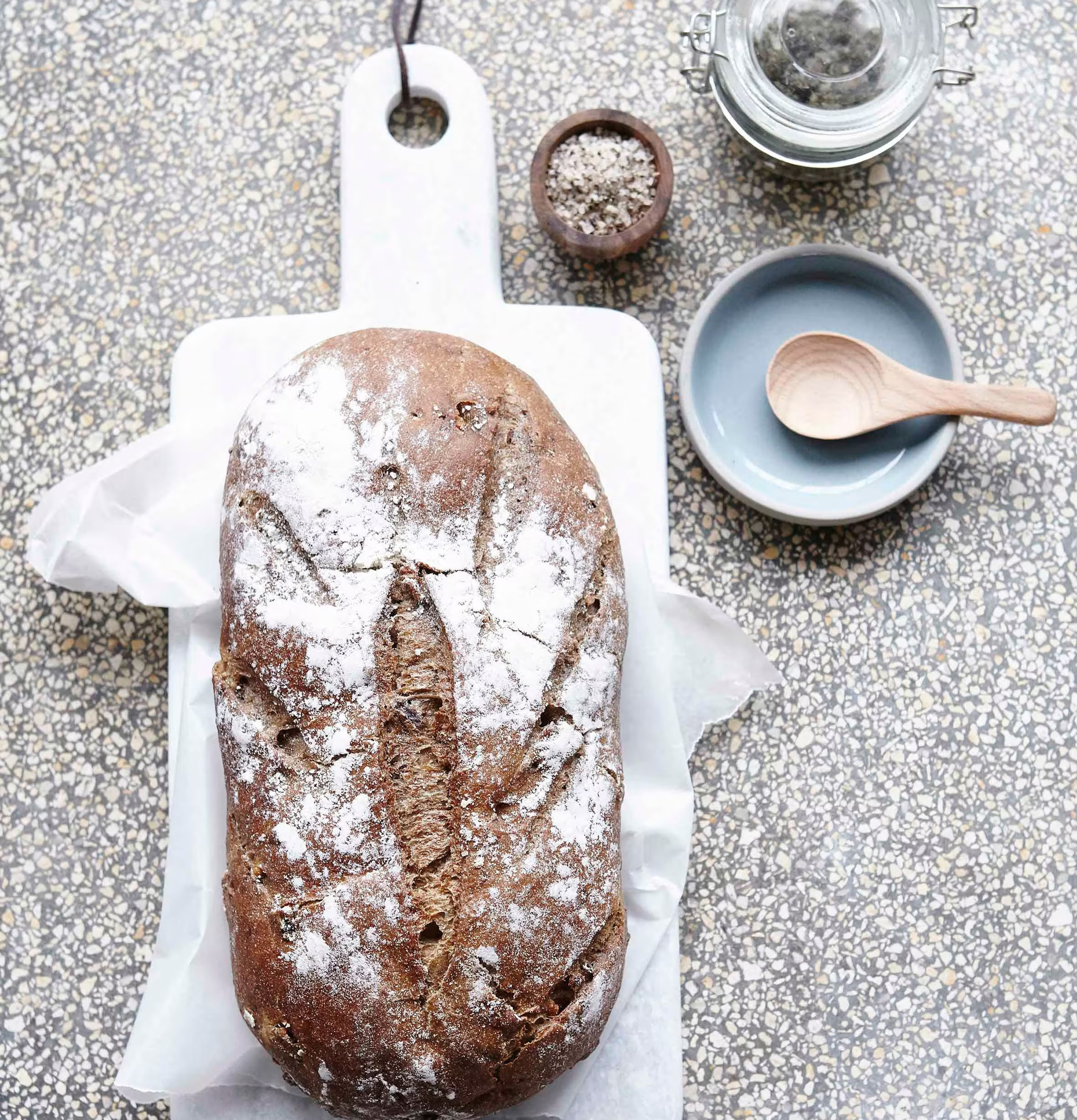 Skärbräda Marmor Vit från House Doctor med rustikt bröd